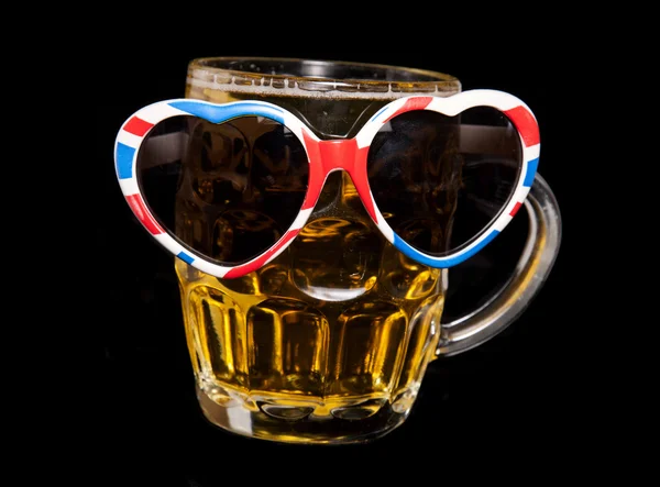 Půllitr piva vlajce sluneční brýle — Stock fotografie