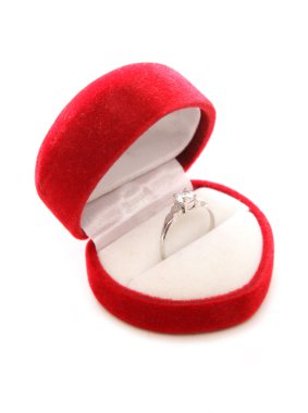 elmas nişan yüzüğü kalp kutu içinde