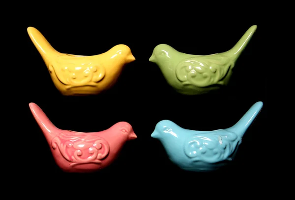Quatro ornamentos coloridos em forma de pássaro — Fotografia de Stock