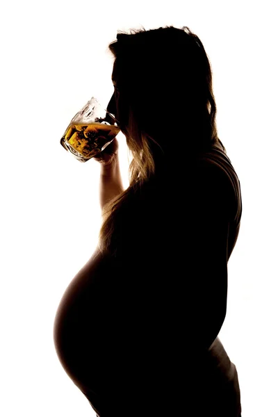 임신 silhoutte 동안 맥주를 마시는 — 스톡 사진