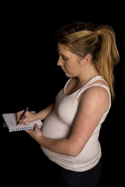 Mulheres grávidas escrevendo uma lista de bebês — Fotografia de Stock