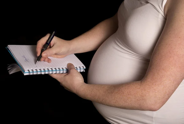 Mulheres grávidas escrevendo uma lista de bebês — Fotografia de Stock