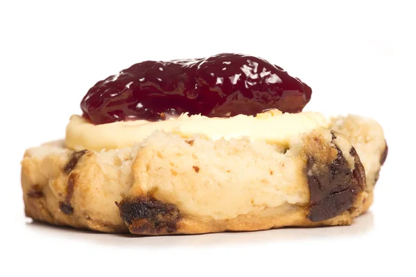 Dévon Scone mit Clotted Cream darüber — Stockfoto