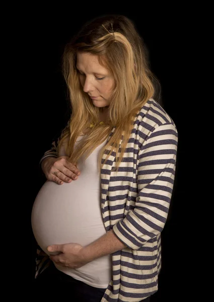 Mulheres grávidas parecendo preocupadas — Fotografia de Stock
