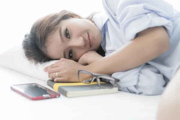 Wanita muda santai dengan bukunya di tempat tidur — Stok Foto