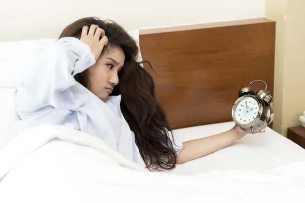 Jeune femme asiatique insomnie jusqu'à 2 heures — Photo