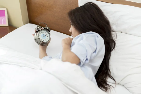 Jeune femme asiatique insomnie jusqu'à 2 heures — Photo