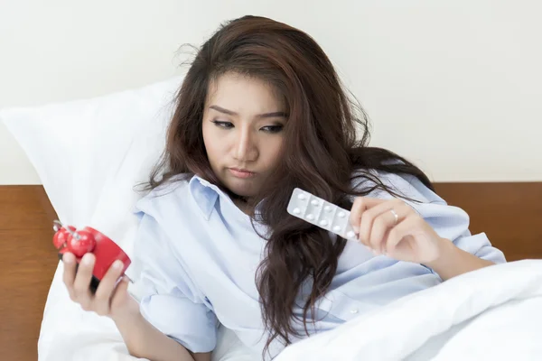 Joven mujer asiática insomnio tomar pastillas para dormir — Foto de Stock