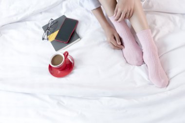 Genç Asyalı kadınlar uyan ve Stretching