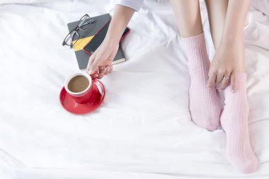 Genç Asyalı kadınlar uyan ve Stretching