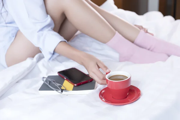 Joven mujer asiática sentada en una cama con calcetines — Foto de Stock