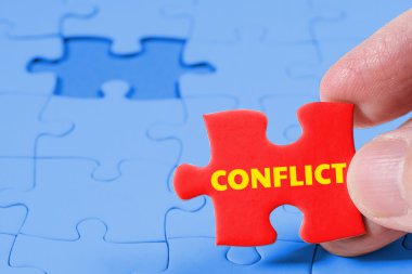 Kırmızı parçalı bulmaca çatışma word ile yakın çekim
