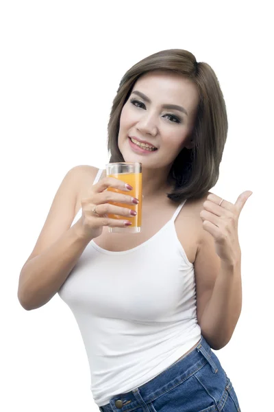 Glückliche Frau trinkt Orangensaft — Stockfoto