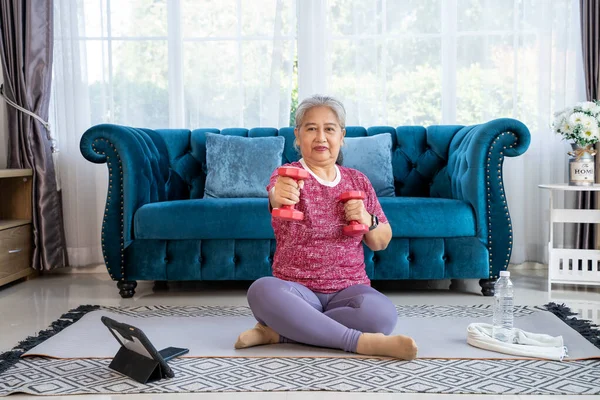 Portrait Retirement Woman Sitting Mat Living Room She Holding Dumbbell — Stock Photo, Image