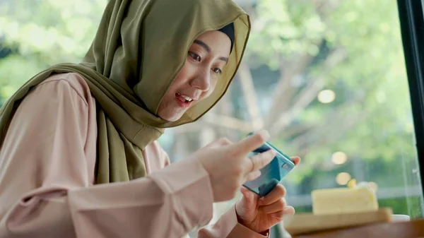 Close Alegre Bela Mulher Muçulmana Vestindo Hijab Usar Smartphone Para — Fotografia de Stock