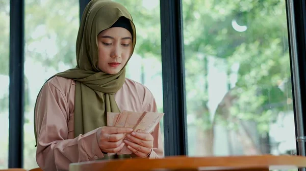 Retrato Jovem Mulher Muçulmana Bonita Vestindo Hijab Sentado Perto Janela — Fotografia de Stock