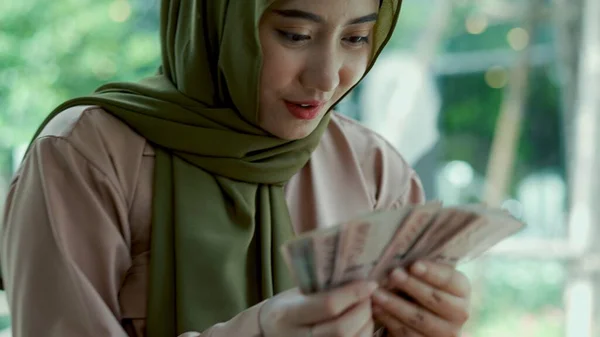 Portre Tesettürlü Genç Müslüman Kadın Cam Pencerenin Yanında Oturuyordu Banknotları — Stok fotoğraf