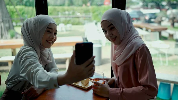 Foco Seletivo Com Jovem Mulher Muçulmana Bonita Vestindo Hijab Sentado — Fotografia de Stock