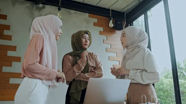 Jovens Mulheres Muçulmanas Bonitas Vestindo Hijab Usar Laptop Enquanto Brainstorm — Fotografia de Stock