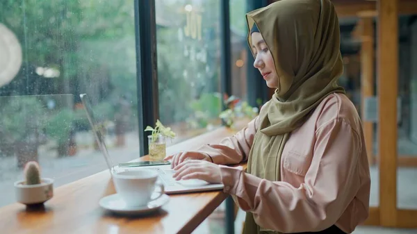 Jovem Mulher Muito Muçulmano Vestindo Hijab Usar Laptop Para Trabalhar — Fotografia de Stock