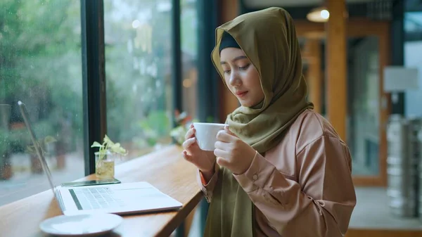 Portré Fiatal Csinos Muszlim Dolgozik Laptop Számítógép Kávézó Boldogsággal Iszik — Stock Fotó