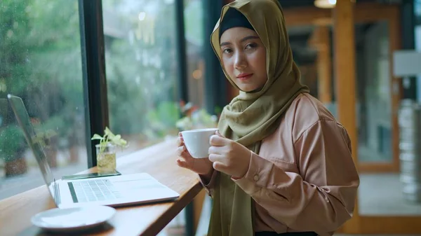 Genç Güzel Müslüman Bir Kadın Kafeteryada Dizüstü Bilgisayarla Çalışıyor Elinde — Stok fotoğraf