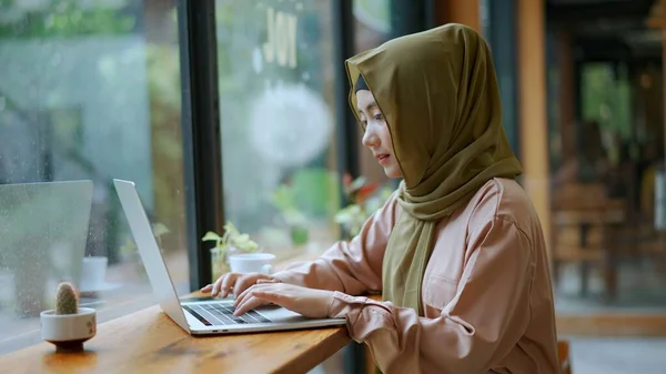 Jovem Mulher Muçulmana Bonita Digitando Laptop Olhando Monitor Enquanto Trabalhava — Fotografia de Stock