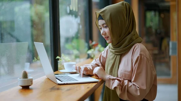 Jovem Mulher Muçulmana Bonita Digitando Laptop Olhando Monitor Enquanto Trabalhava — Fotografia de Stock