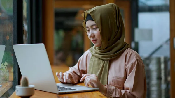 Νεαρή Όμορφη Μουσουλμάνα Γυναίκα Δακτυλογράφηση Φορητό Υπολογιστή Και Αναζητούν Οθόνη — Φωτογραφία Αρχείου