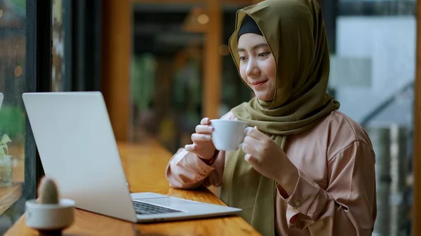 Πορτρέτο Νεαρή Όμορφη Μουσουλμάνα Γυναίκα Εργάζεται Φορητό Υπολογιστή Στην Καφετέρια — Φωτογραφία Αρχείου