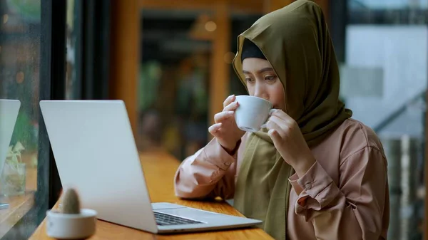 Πορτρέτο Νεαρή Όμορφη Μουσουλμάνα Γυναίκα Εργάζεται Φορητό Υπολογιστή Στην Καφετέρια — Φωτογραφία Αρχείου