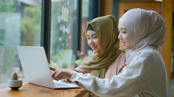 Foco Seletivo Duas Mulheres Muçulmanas Bonitas Estão Trabalhando Computador Portátil — Fotografia de Stock