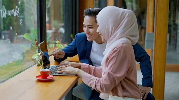 Focus Selettivo Giovane Donna Musulmana Che Indossa Hijab Giovane Amico — Foto Stock