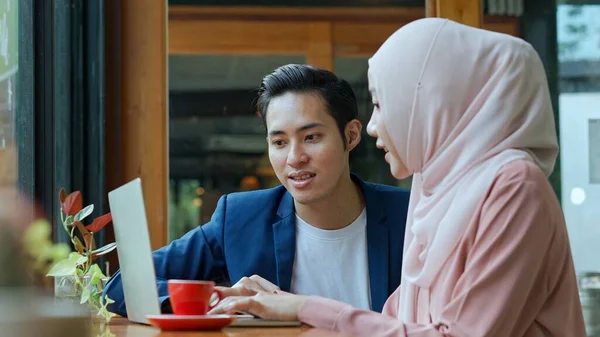 Focus Selettivo Giovane Uomo Musulmano Bella Donna Che Indossa Hijab — Foto Stock