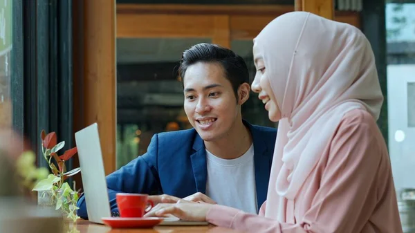 Focus Selettivo Giovane Uomo Musulmano Bella Donna Che Indossa Hijab — Foto Stock