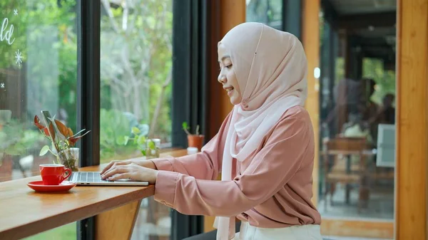 Retrato Bonita Jovem Muçulmano Mulher Vestindo Hijab Sentado Digitando Computador — Fotografia de Stock