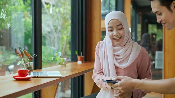 Foco Seletivo Jovem Mulher Muçulmana Bonita Vestindo Hijab Usar Laptop — Fotografia de Stock