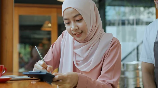 Fokus Selektif Wanita Muslim Cantik Mengenakan Jilbab Menggunakan Laptop Untuk — Stok Foto