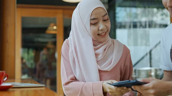 Foco Seletivo Jovem Mulher Muçulmana Bonita Vestindo Hijab Beber Café — Fotografia de Stock