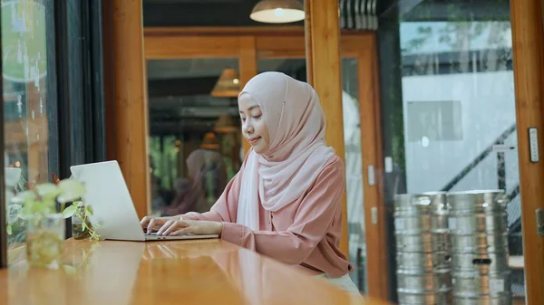 Retrato Bonita Jovem Muçulmano Mulher Vestindo Hijab Sentado Digitando Computador — Fotografia de Stock