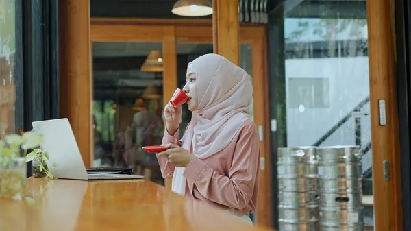 Jovem Mulher Muçulmana Bonita Vestindo Hijab Sentado Beber Café Quente — Fotografia de Stock