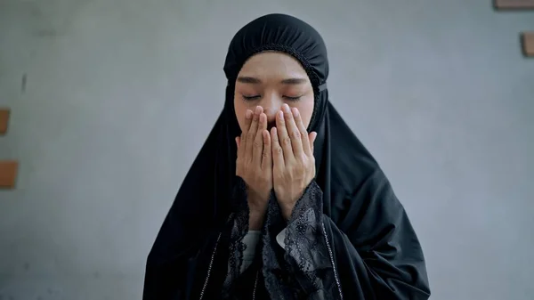 Jovem Mulher Muçulmana Usa Roupas Pretas Tradicionais Sentado Tapete Faz — Fotografia de Stock