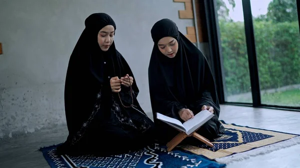 Jovem Mulher Muçulmana Sua Irmã Vestindo Hijab Orando Por Deus — Fotografia de Stock