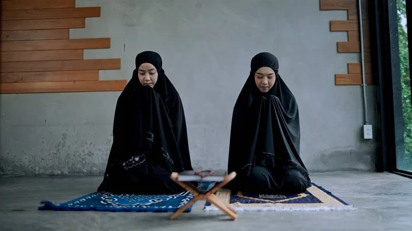 Mladá Muslimka Sestra Nosí Tradiční Černé Šaty Sedí Podložce Dělá — Stock fotografie