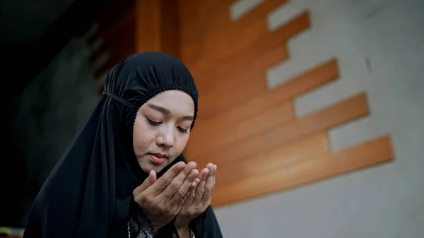 Genç Müslüman Kadın Geleneksel Siyah Giysiler Giyer Paspasa Oturur Tanrı — Stok fotoğraf
