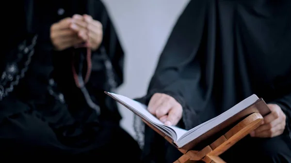 Επιλεκτική Εστίαση Στο Χέρι Των Νεαρών Μουσουλμάνων Θηλυκό Ενώ Διάβασε — Φωτογραφία Αρχείου