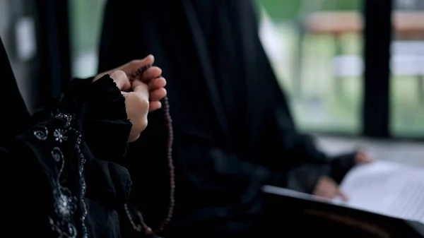 Szelektív Összpontosít Kezét Fiatal Muszlim Női Használat Gyöngyök Elmosódott Húga — Stock Fotó