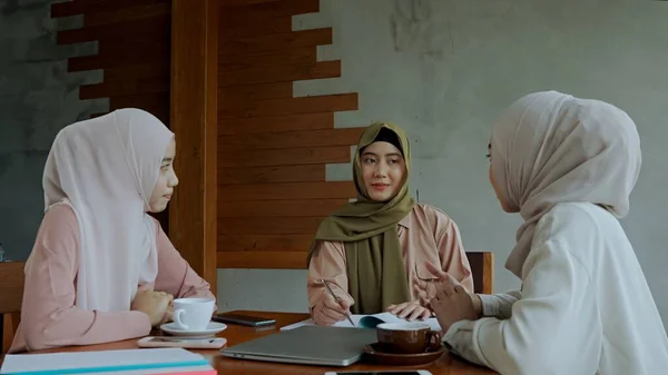 Giovani Belle Donne Musulmane Che Indossano Hijab Hanno Riunione Brainstorming — Foto Stock