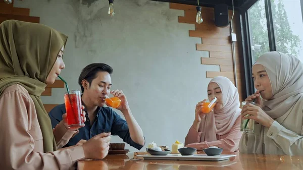 Fiatal Muszlim Férfi Három Gyönyörű Van Hidzsáb Pihentető Időt Kávézóban — Stock Fotó