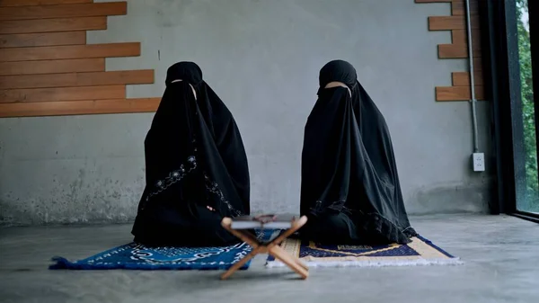 Fiatal Muszlim Nővér Visel Hagyományos Fekete Ruhát Szőnyegen Teszi Hagyományos — Stock Fotó